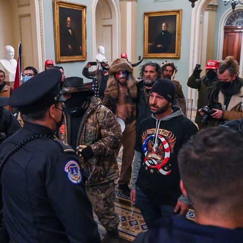 Polizeibeamte des US-Kapitols versuchen, Anhänger von US-Präsident Donald Trump am Betreten des Kapitols zu hindern.
