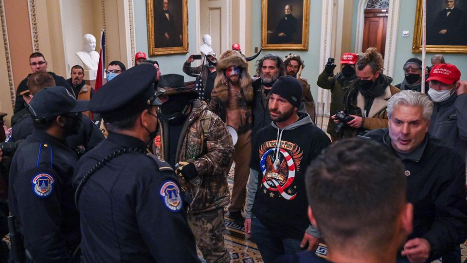 Polizeibeamte des US-Kapitols versuchen, Anhänger von US-Präsident Donald Trump am Betreten des Kapitols zu hindern.