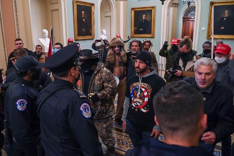 Polizeibeamte des US-Kapitols versuchen, Anhänger von US-Präsident Donald Trump am Betreten des Kapitols zu hindern.