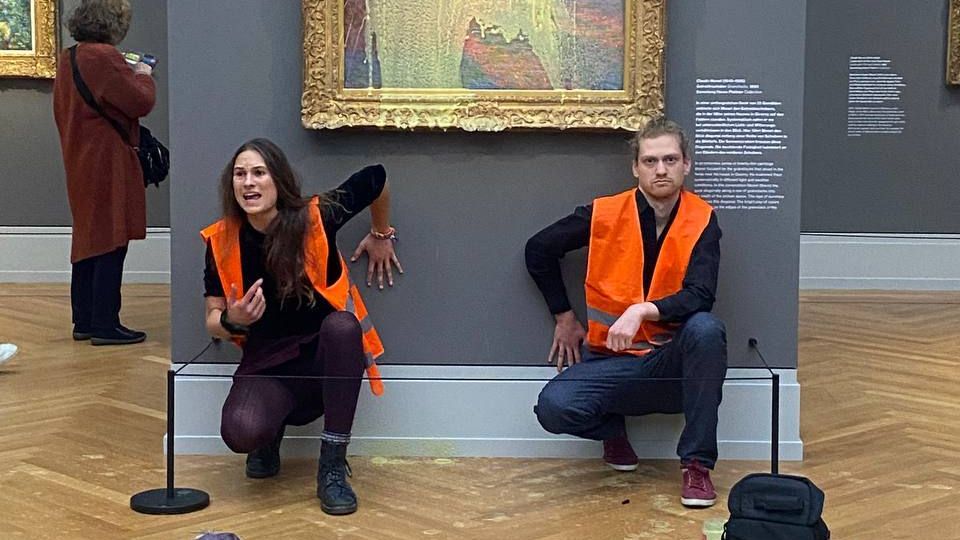 Klimaaktivisten schütten Kartoffelbrei über Monet Gemälde im Museum Barberini