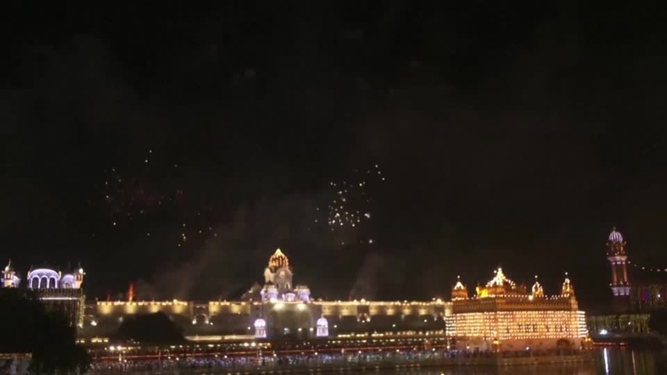 Video: Feuerwerk zum hinduistischen Neujahrsfest Video: Feuerwerk zum hinduistischen Neujahrsfest