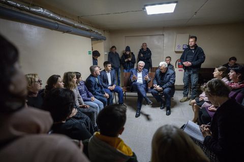 Bundespräsident Frank-Walter Steinmeier (M) wartet nach einem Luftalarm im Luftschutzbunker