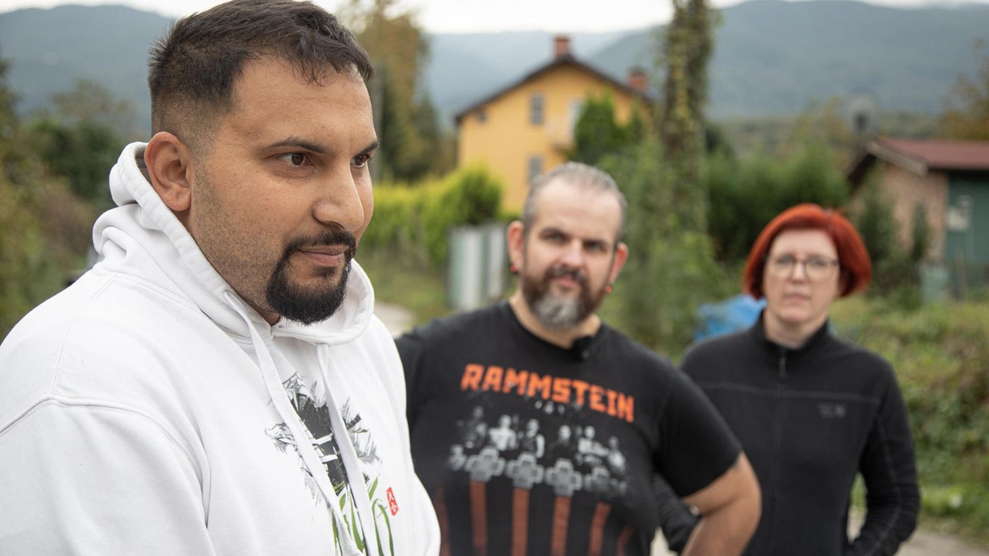 Attila Hildmann, Alexander Brehm von den "Hildbusters" und stern-Journalistin Tina Kaiser