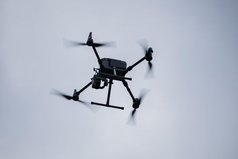 Eine Drohne fliegt in der Luft