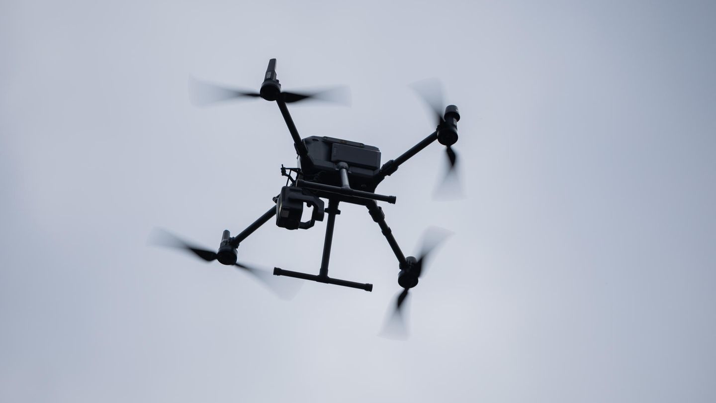Eine Drohne fliegt in der Luft