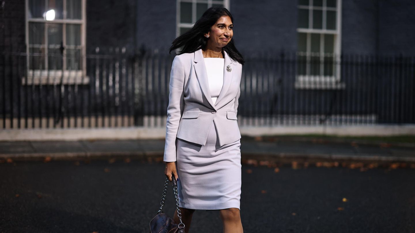 Die neue Innenministerin Suella Braverman verlässt die Downing Street in London Die neue Innenministerin Suella Braverman verlässt die Downing Street in London