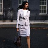 Die neue Innenministerin Suella Braverman verlässt die Downing Street in London