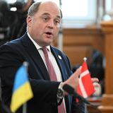 Minister der Truss-Regierung Ben Wallace spricht auf einer Pressekonferenz in Kopenhagen