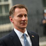 Sunak belässt Jeremy Hunt auf dem in der derzeitigen Krise wichtigen Schlüsselposten des Finanzministers. Der frühere Außen- und Gesundheitsminister ist in der politischen Mitte der konservativen Partei angesiedelt und gilt als erfahrener Politiker.