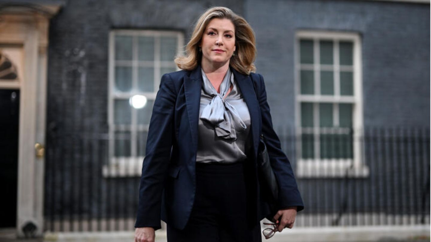 Neuer Premierminister: Auf ihrem Posten als Unterhauschefin bleibt auch Penny Mordaunt, Sunaks jüngste Rivalin im Rennen um den Parteivorsitz. Die 49-Jährige hatte bereits mehrere hochrangige Posten in der britischen Regierung inne und trat sogar in einer prominenten Reality-Fernsehshow auf, ist aber außerhalb des Parlaments und ihrer Partei weitgehend unbekannt. Auf ihrem Posten als Unterhauschefin bleibt auch Penny Mordaunt, Sunaks jüngste Rivalin im Rennen um den Parteivorsitz. Die 49-Jährige hatte bereits mehrere hochrangige Posten in der britischen Regierung inne und trat sogar in einer prominenten Reality-Fernsehshow auf, ist aber außerhalb des Parlaments und ihrer Partei weitgehend unbekannt.
