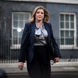 Auf ihrem Posten als Unterhauschefin bleibt auch Penny Mordaunt, Sunaks jüngste Rivalin im Rennen um den Parteivorsitz. Die 49-Jährige hatte bereits mehrere hochrangige Posten in der britischen Regierung inne und trat sogar in einer prominenten Reality-Fernsehshow auf, ist aber außerhalb des Parlaments und ihrer Partei weitgehend unbekannt.