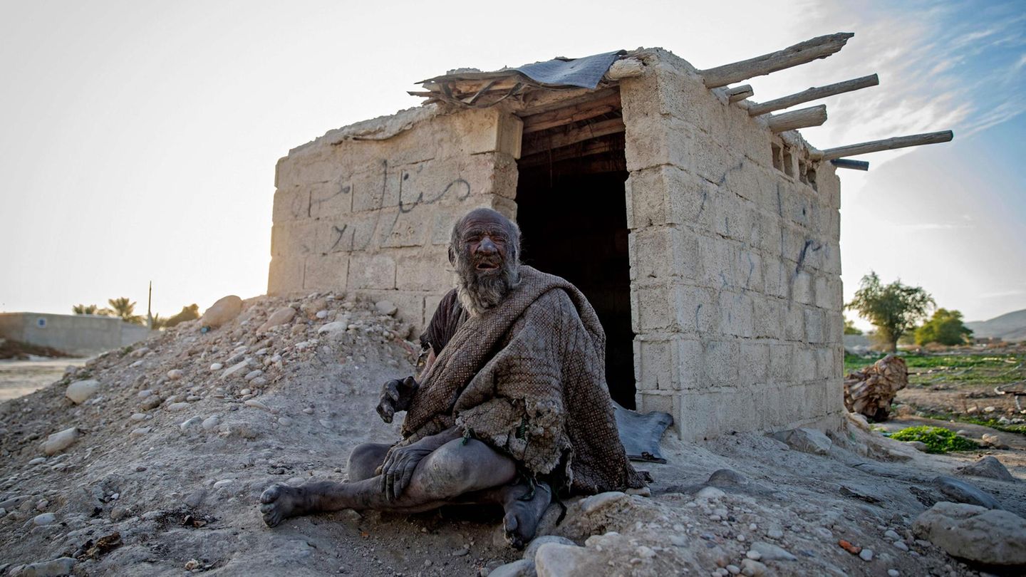 "Amou Haji" vor seinerHütte auf einem Foto von 2018