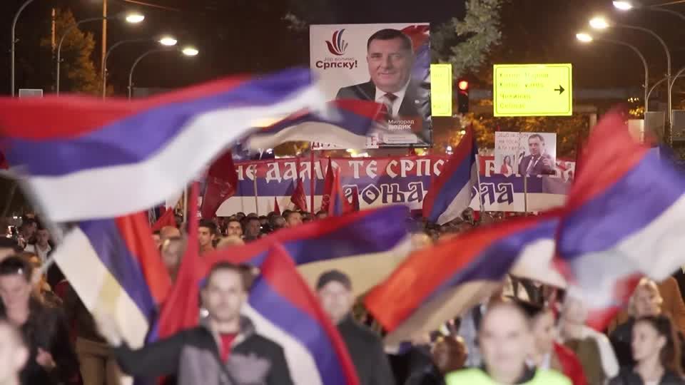 Video: Zehntausende Anhänger des bosnischen Serbenführers Dodik auf der Straße Video: Zehntausende Anhänger des bosnischen Serbenführers Dodik auf der Straße