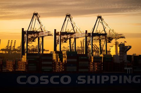 Ein Containerschiff der China Ocean Shipping Company (Cosco) wird in Hamburg entladen