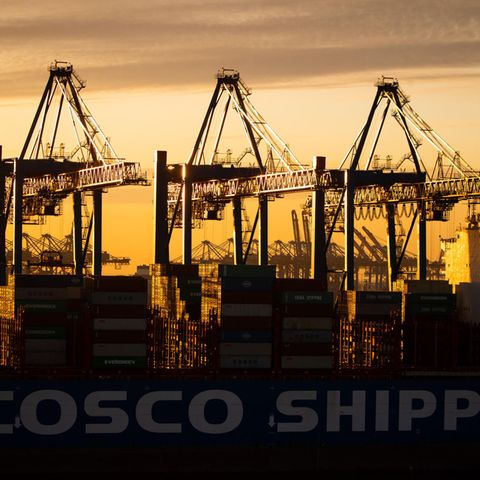 Ein Containerschiff der China Ocean Shipping Company (Cosco) wird in Hamburg entladen