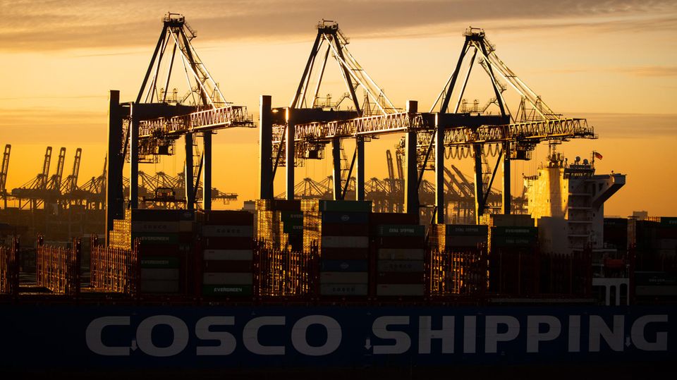 Ein Containerschiff der China Ocean Shipping Company (Cosco) wird in Hamburg entladen