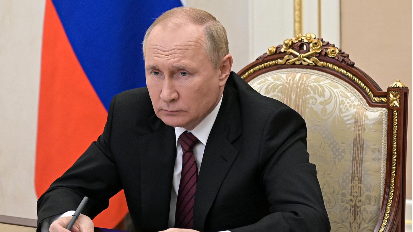 Russlands Präsident Wladimir Putin habe immer ein besonderes Interesse an Deutschland gehabt, sagt Historikerin Anne Applebaum – auch seine Atom-Drohungen zielten besonders auf die deutsche Öffentlichkeit