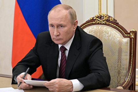 Russlands Präsident Wladimir Putin habe immer ein besonderes Interesse an Deutschland gehabt, sagt Historikerin Anne Applebaum – auch seine Atom-Drohungen zielten besonders auf die deutsche Öffentlichkeit