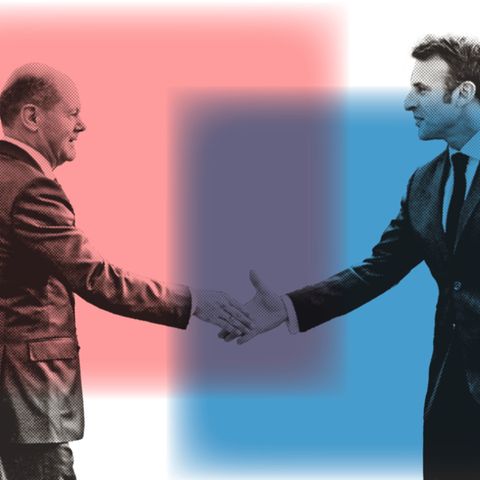 Montage: Macron und Scholz reichen sich die Hand