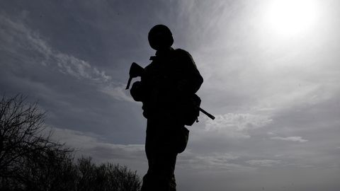 Ein Soldat der griechische Armee patrouilliert nahe der Grenze zur Türkei