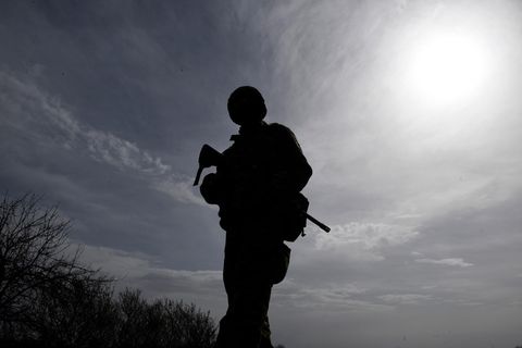 Ein Soldat der griechische Armee patrouilliert nahe der Grenze zur Türkei