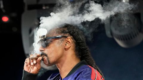 Snoop Dogg raucht einen Joint