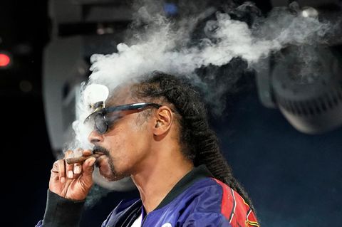 Snoop Dogg raucht einen Joint