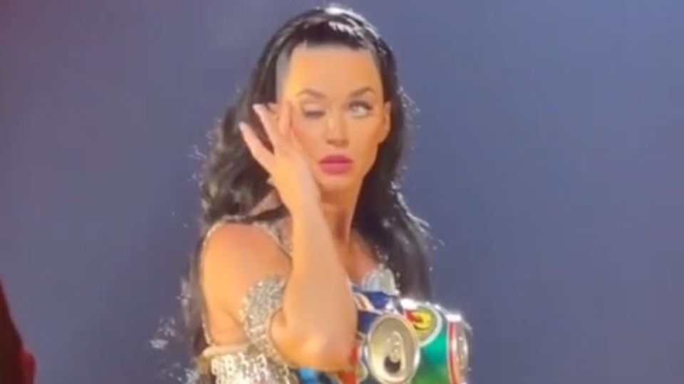 Katy Perrys Auge spielt auf der Bühne verrückt – Fans reagieren besorgt und belustigt Katy Perrys Auge spielt auf der Bühne verrückt – Fans reagieren besorgt und belustigt