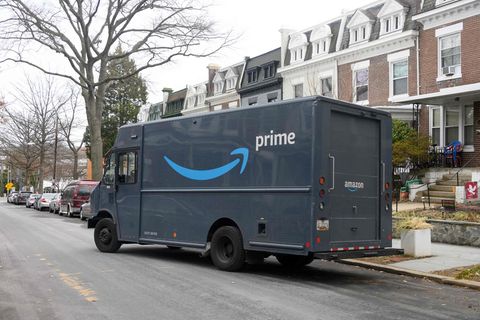 Ein Amazon-Lieferwagen steht in den USA vor einem Haus. (Symbolfoto)