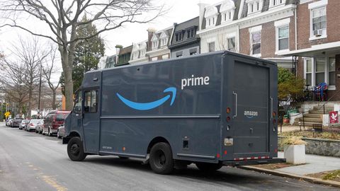 Ein Amazon-Lieferwagen steht in den USA vor einem Haus. (Symbolfoto)