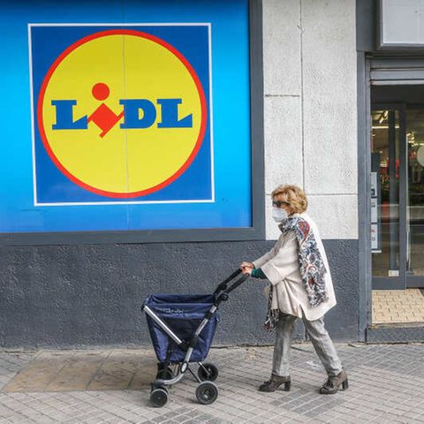 Eine Frau vor einer Lidl-Filiale