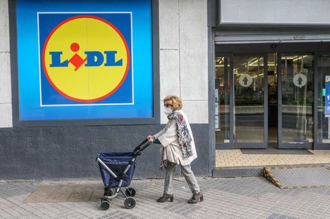 Eine Frau vor einer Lidl-Filiale