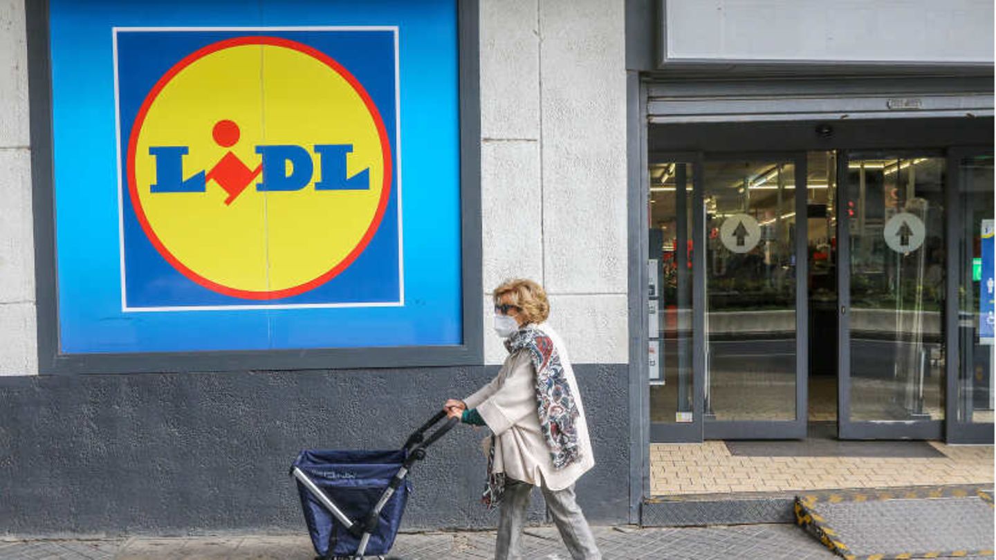 Eine Frau vor einer Lidl-Filiale
