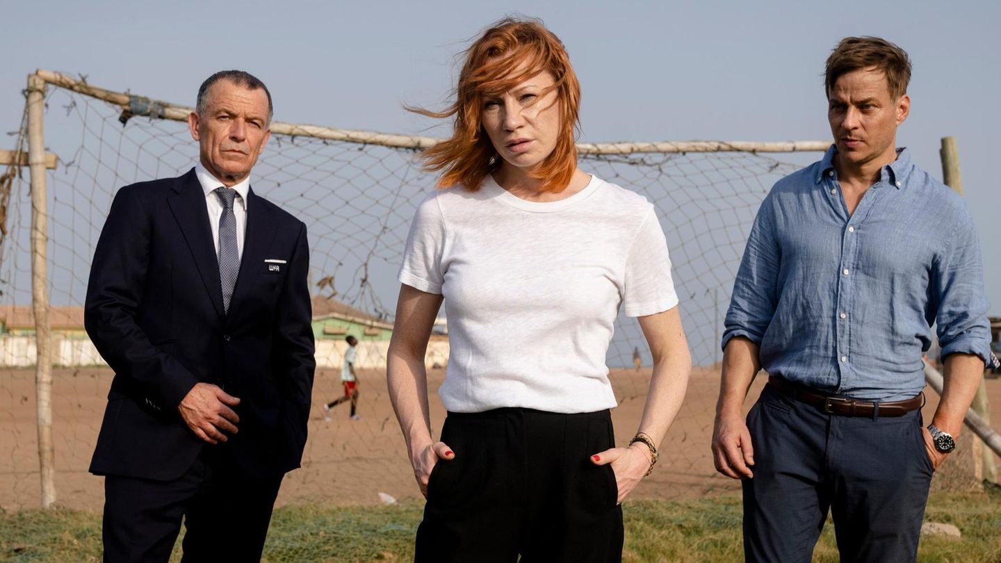 Präsident Leco (Raymond Thiry, l.), Juristin Brandstätter (Birgit Minichmayr) und Agent Felgenbauer (Tom Wlaschiha)