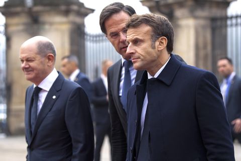 Bundeskanzler Olaf Scholz (l.) und Frankreichs Präsident Emmanuel Macron (r.)‚