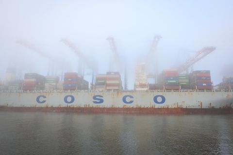 Cosco Containerschiff am Tollerort in Hamburg