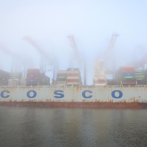 Cosco Containerschiff am Tollerort in Hamburg