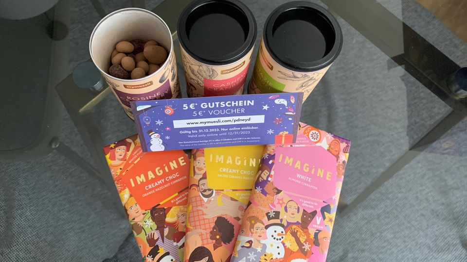 Die Highlights des Kalenders sind drei Tafeln Schokolade, drei in Schokolade gehüllte Früchte und ein Gutschein für mymuesli.de