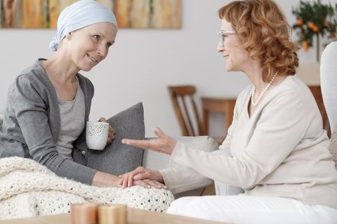 Frau spircht mit krebskranker Frau