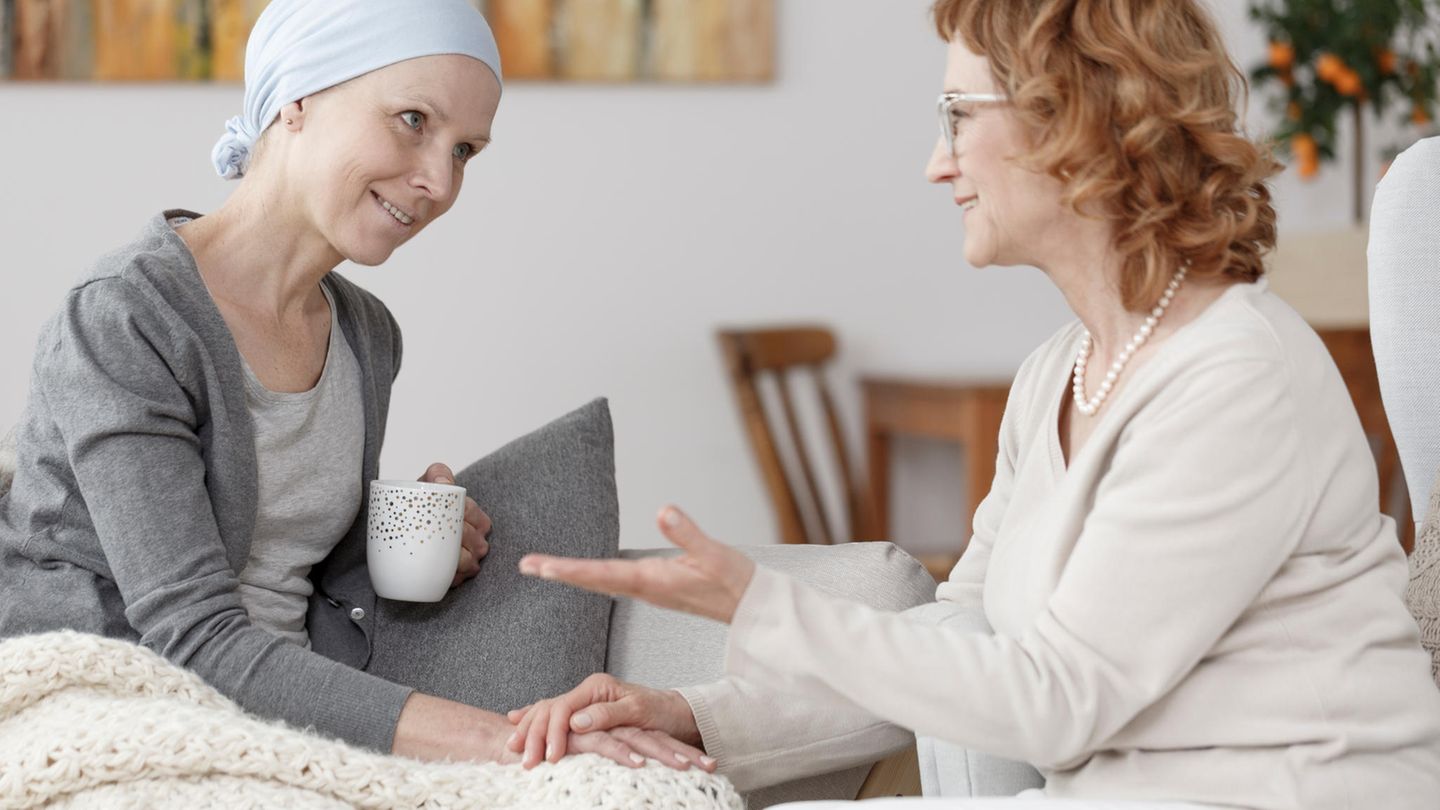 Frau spircht mit krebskranker Frau