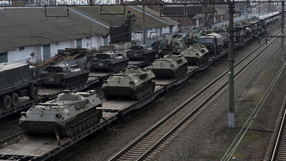 Russische gepanzerte Fahrzeuge werden auf einem Bahnhof verladen