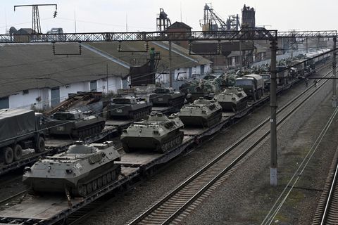 Russische gepanzerte Fahrzeuge werden auf einem Bahnhof verladen
