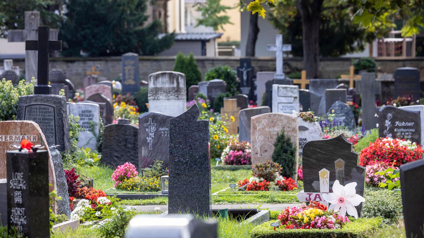 Friedhof in Stuttgart. Der November gilt als Totenmonat.