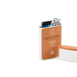 Offensichtlich gut versteckt  Der nächste Sommerurlaub kommt bestimmt und mit ihm die Frage, wo man seine Wertsachen oder sein Smartphone am besten in Sicherheit bringt, wenn man mal kurz ins Wasser springt. Die Antwort: So wie man einen Baum am besten im Wald versteckt und sollten die Wertsachen am Strand wie etwas aussehen, das man ohnehin am Strand erwartet – wie eine Flasche mit Sonnencreme.  Der "Sun Save" ist hohl und groß genug für Reisepass und die allermeisten Smartphones.  Praktisch.