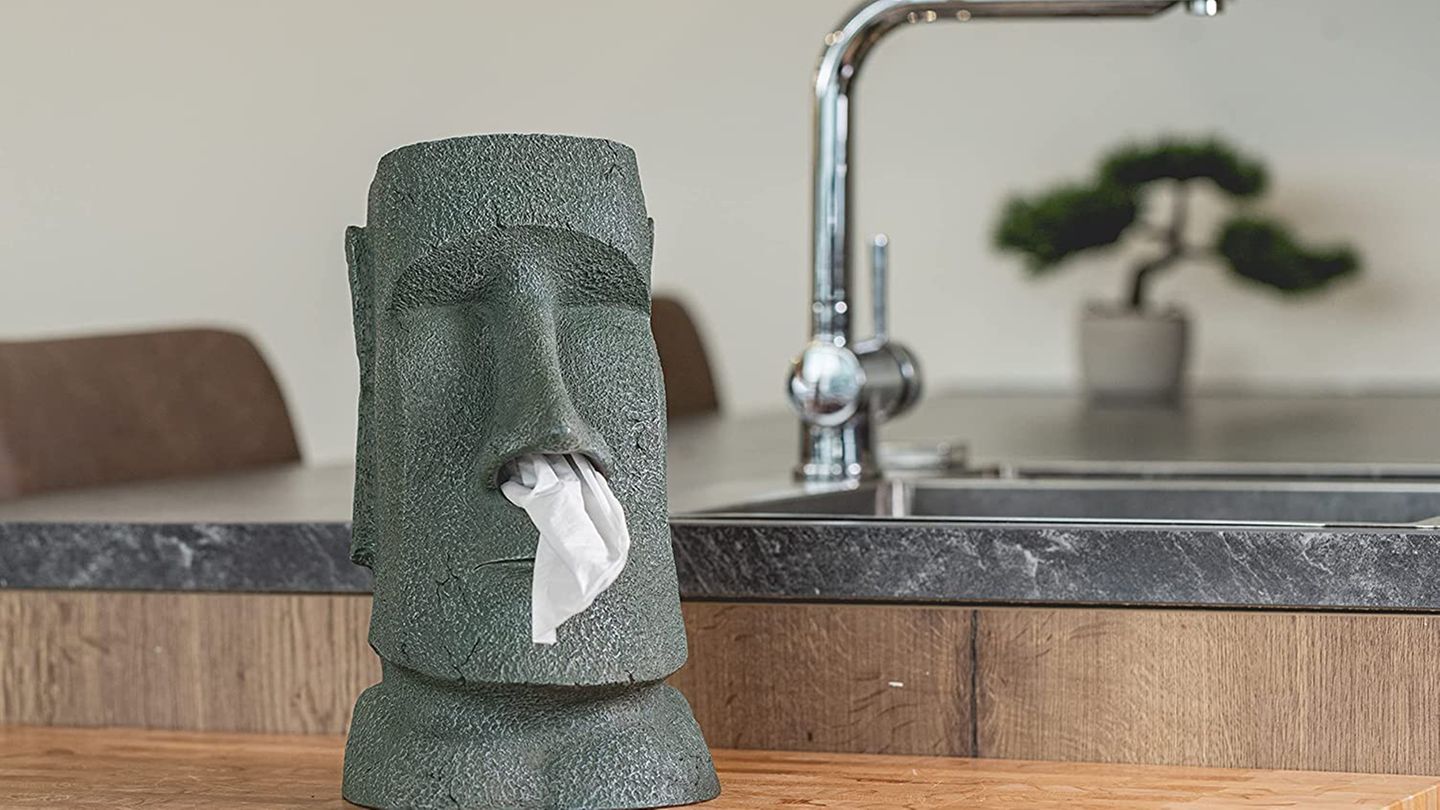 Ideen für Weihnachtsgeschenke: Kosmetiktücher mit Stil Ein nahezu unverzichtbares "Tool" für Frauen ist die Schachtel mit Kosmetiktüchern. Auch wenn sich einige Hersteller neuerdings mehr Mühe im Verpackungsdesign geben, so toll sehen die Boxen im Bad oder Wohnbereich nun auch nicht aus. Der Anbieter Rotary Hero hat sich gleich eine ganze Schaar verrückter und kitschiger Alternativen ausgedacht von Osterinselköpfen, Geisha-Gemälden bis hin zum T-Rex. Kosmetiktücher mit Stil  Ein nahezu unverzichtbares "Tool" für Frauen ist die Schachtel mit Kosmetiktüchern. Auch wenn sich einige Hersteller neuerdings mehr Mühe im Verpackungsdesign geben, so toll sehen die Boxen im Bad oder Wohnbereich nun auch nicht aus. Der Anbieter Rotary Hero hat sich gleich eine ganze Schaar verrückter und kitschiger Alternativen ausgedacht von Osterinselköpfen, Geisha-Gemälden bis hin zum T-Rex.