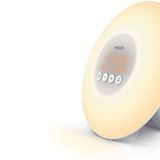 Schöner aufwachen  Aufstehen! Besonders in den dunkeln Monaten kann das ein Qual sein. Die brutalen Alarmtöne vieler Wecker reißen einen aus dem Schlaf. Handyweckfunktionen sind da sensibler, gleichwohl das Smartphone nicht am Bett liegen sollte. Wecker wie das Philips Wake-up-light holen einen sanfter aus dem Lummerland. Weit vor dem ersten sanften Weckton mit zum Beispiel Vogelgezwitscher simuliert der Wecker einen langsamen Sonnenaufgang vom dunklen Orange bis schließlich grellen gelb. Den Wecker gibt es mittlerweile in unterschiedlichen Ausführungen von rund 70 bis 130 Euro.