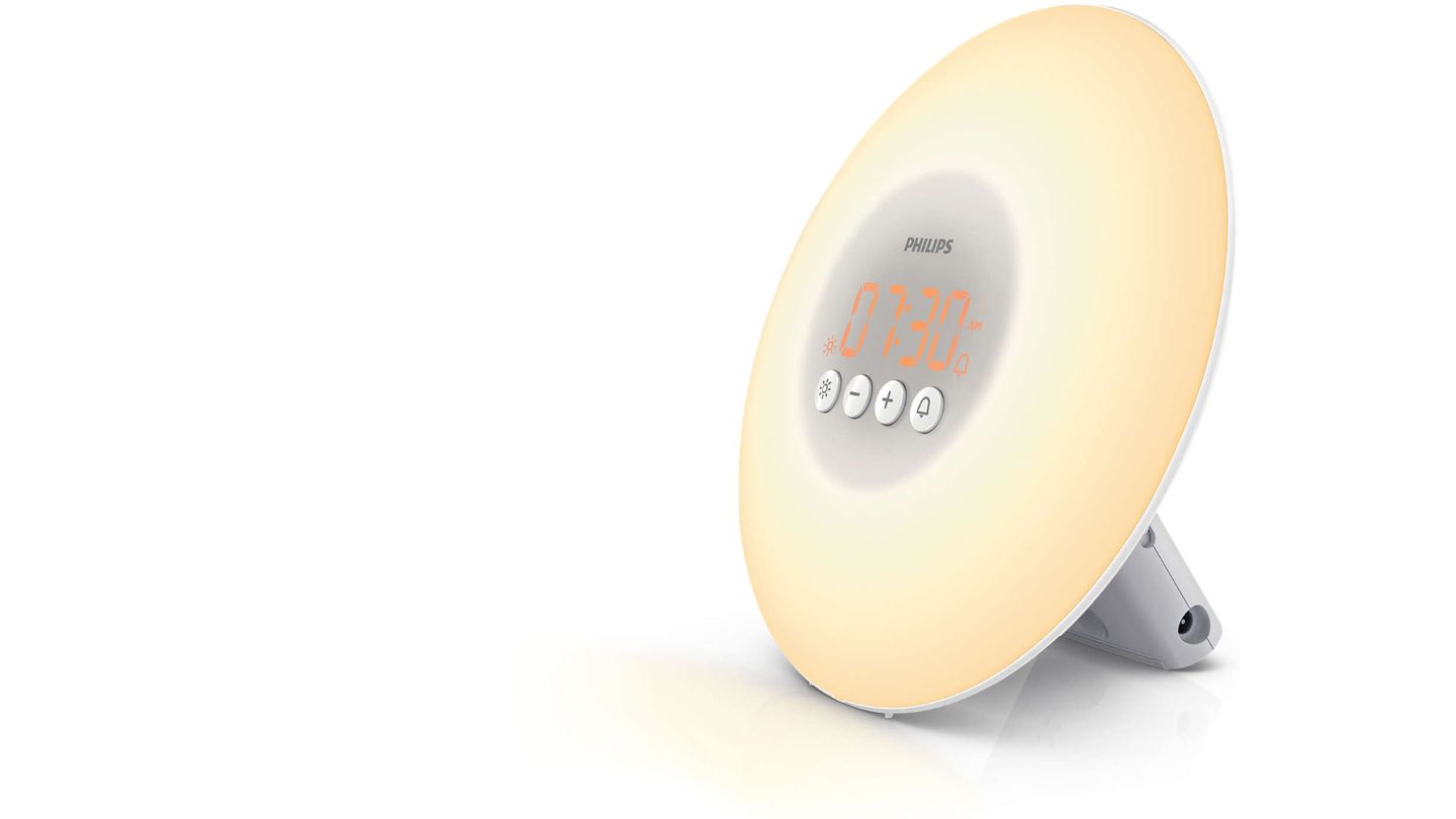 Schöner aufwachen  Aufstehen! Besonders in den dunkeln Monaten kann das ein Qual sein. Die brutalen Alarmtöne vieler Wecker reißen einen aus dem Schlaf. Handyweckfunktionen sind da sensibler, gleichwohl das Smartphone nicht am Bett liegen sollte. Wecker wie das Philips Wake-up-light holen einen sanfter aus dem Lummerland. Weit vor dem ersten sanften Weckton mit zum Beispiel Vogelgezwitscher simuliert der Wecker einen langsamen Sonnenaufgang vom dunklen Orange bis schließlich grellen gelb. Den Wecker gibt es mittlerweile in unterschiedlichen Ausführungen von rund 70 bis 130 Euro.