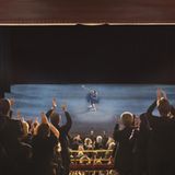 Kultur in Serie  Klingt zunächst spießig, kann einem aber gemeinsam eine neue Welt eröffnen: Ein Jahresabo für Theater oder Konzerthallen. Praktisch jedes Theater hat entsprechende Angebote zu unterschiedlichen Preisen. Das Schöne am Abo ist das Ende der Ausreden, heute doch lieber Zuhause auf dem Sofa bleiben zu wollen. Es ist schon bezahlt und es wäre ja Schade ums Geld. Außerdem gibt es viele großartige Stücke, Schauspieler und Inszenierungen. Nach passenden Abo stöbern, müssen Sie leider selbst. Doch Google hilft.