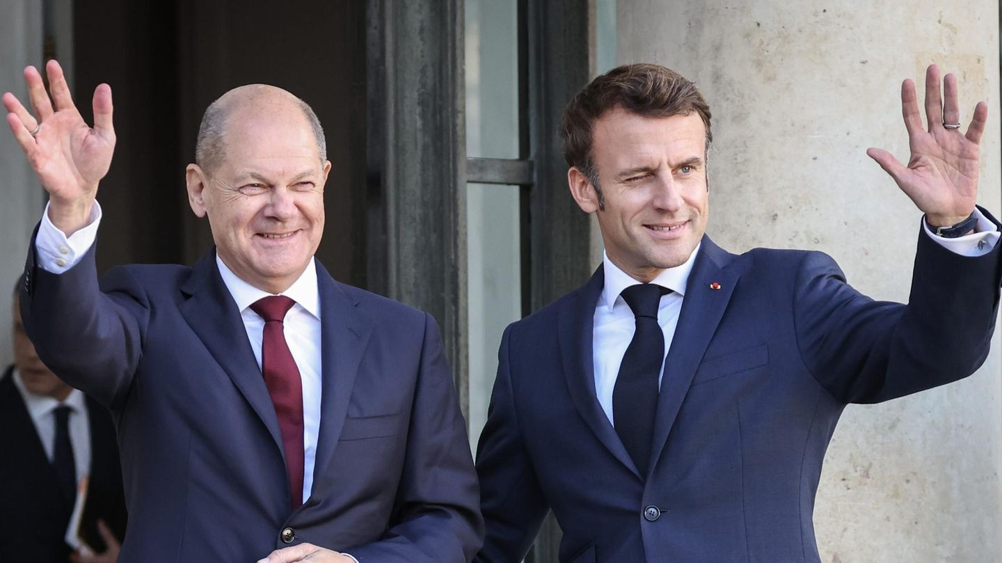 Olaf Scholz und Emmanuel Macron beim Fototermin in Paris