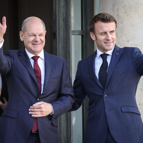 Olaf Scholz und Emmanuel Macron beim Fototermin in Paris